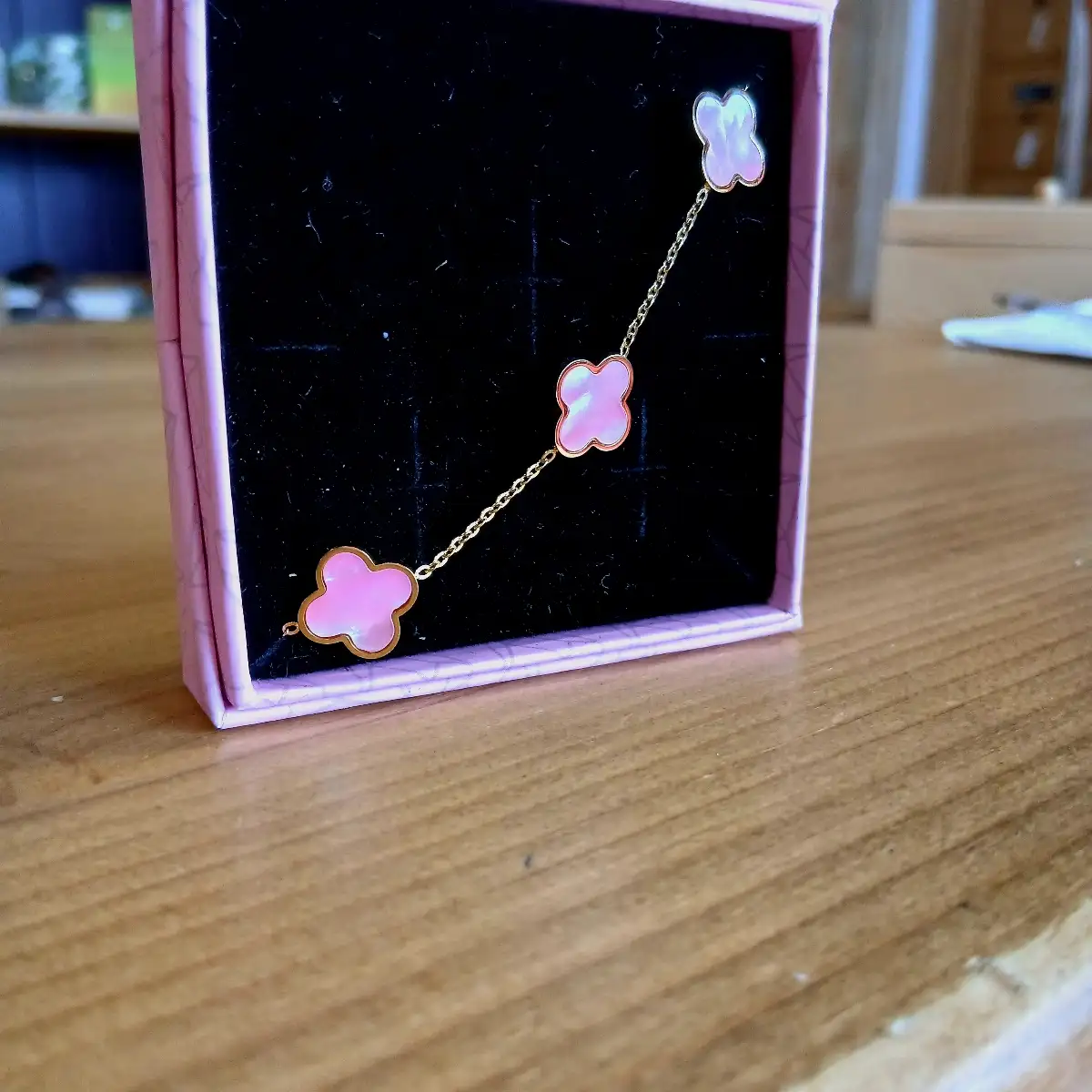 Bracelet en Nacre Rose & Plaqué Or – Douceur, Féminité & Lumière