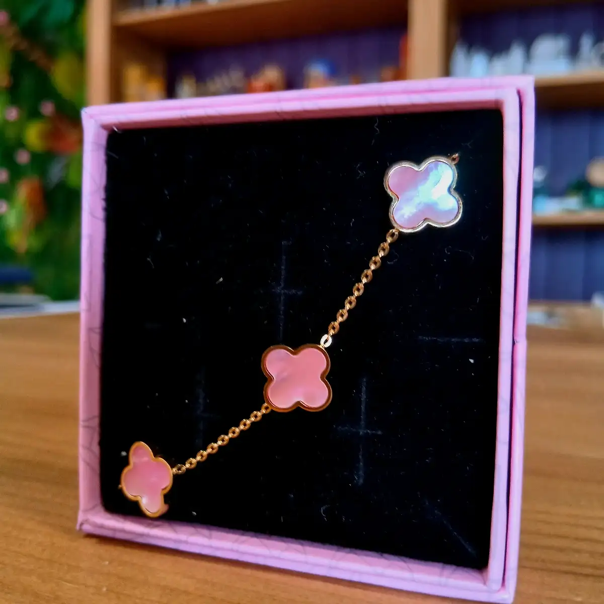 Bracelet en Nacre Rose & Plaqué Or – Douceur, Féminité & Lumière