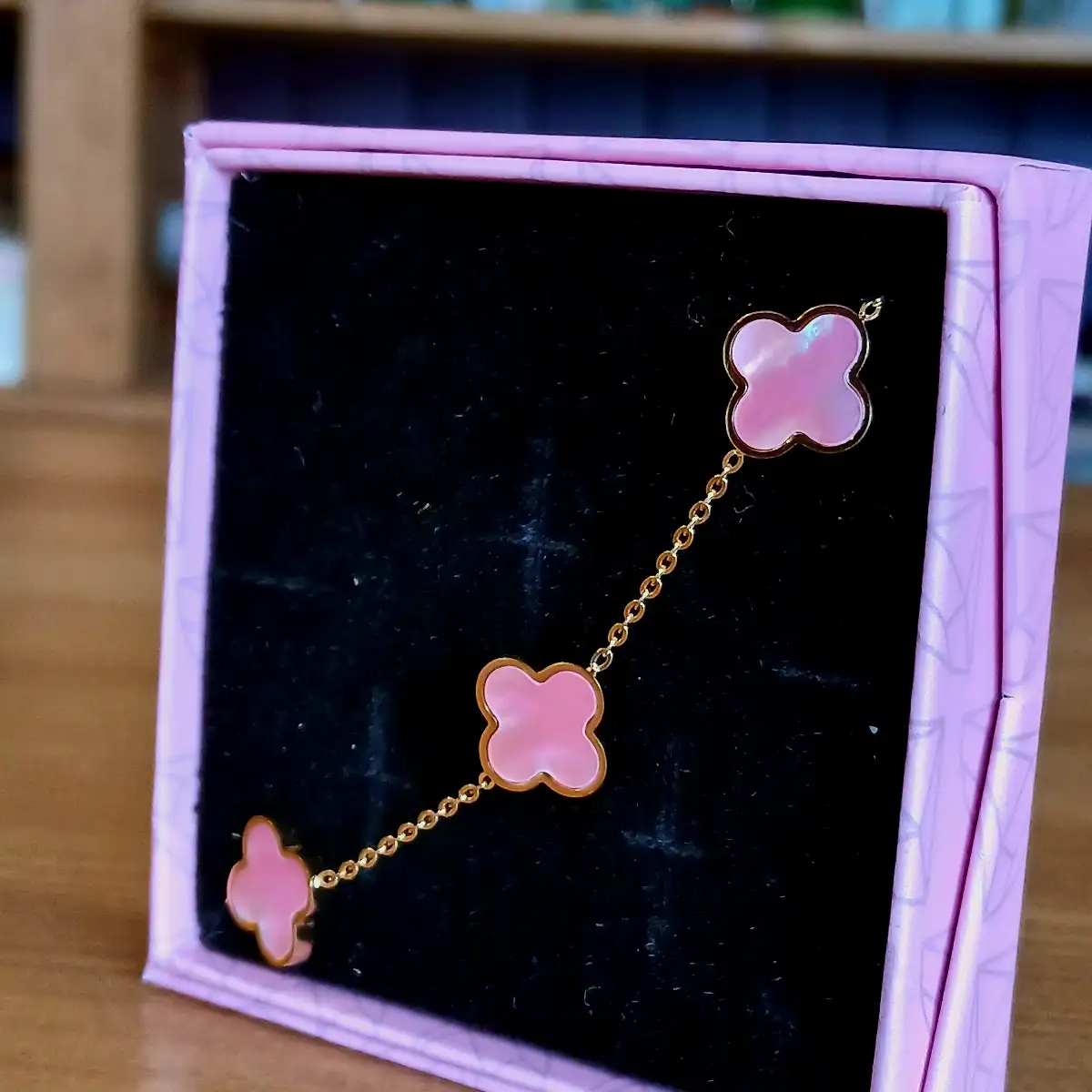 Bracelet en Nacre Rose & Plaqué Or – Douceur, Féminité & Lumière