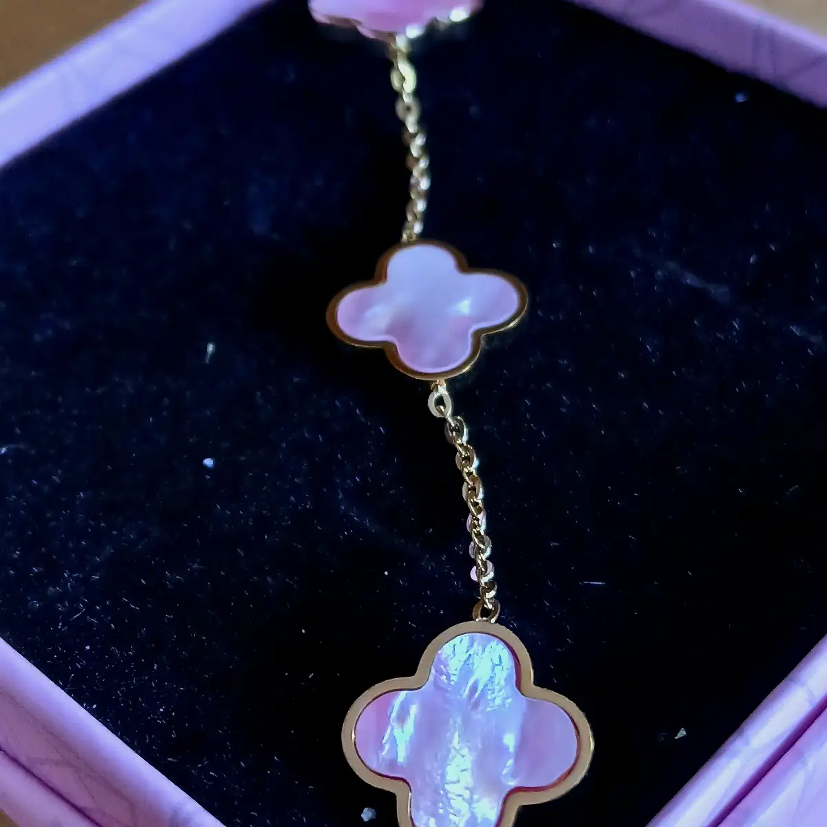 Bracelet en Nacre Rose & Plaqué Or – Douceur, Féminité & Lumière