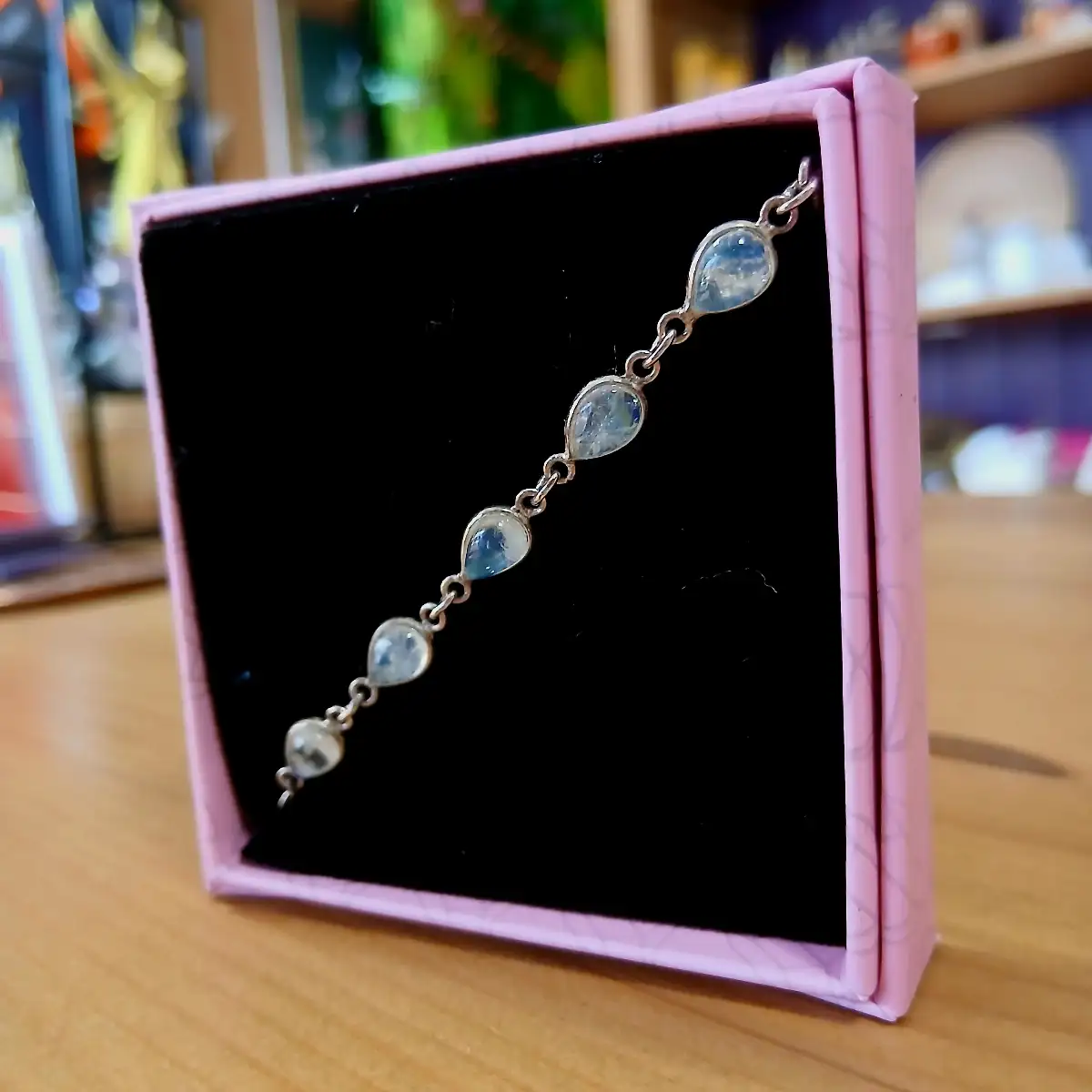 Bracelet en Pierre de Lune Arc-en-Ciel & Argent 925 – Intuition, Lumière & Féminité Sacrée