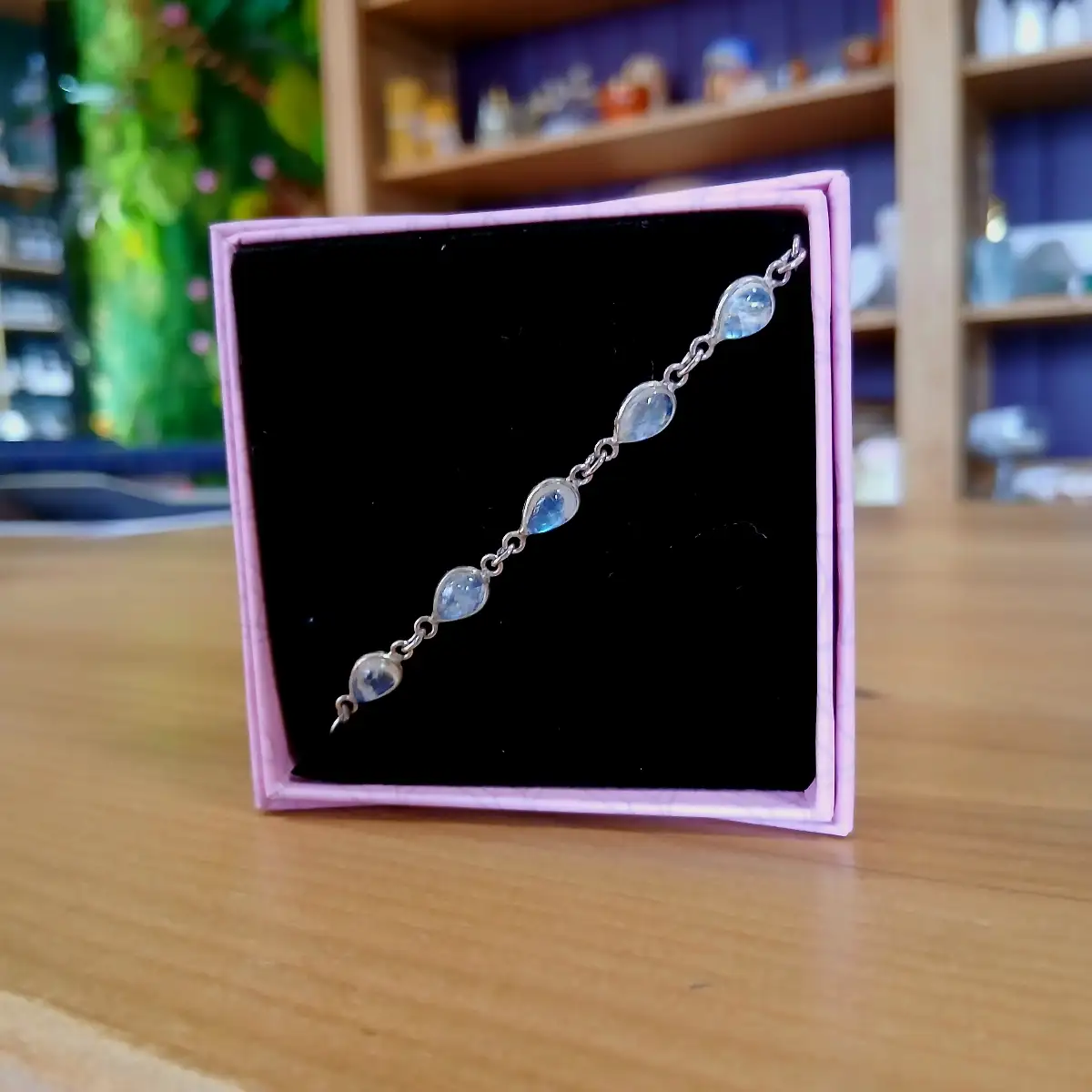 Bracelet en Pierre de Lune Arc-en-Ciel & Argent 925 – Intuition, Lumière & Féminité Sacrée