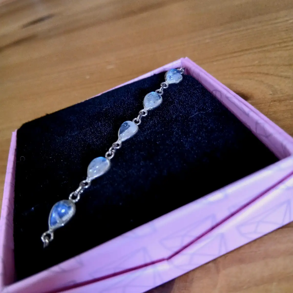 Bracelet en Pierre de Lune Arc-en-Ciel & Argent 925 – Intuition, Lumière & Féminité Sacrée