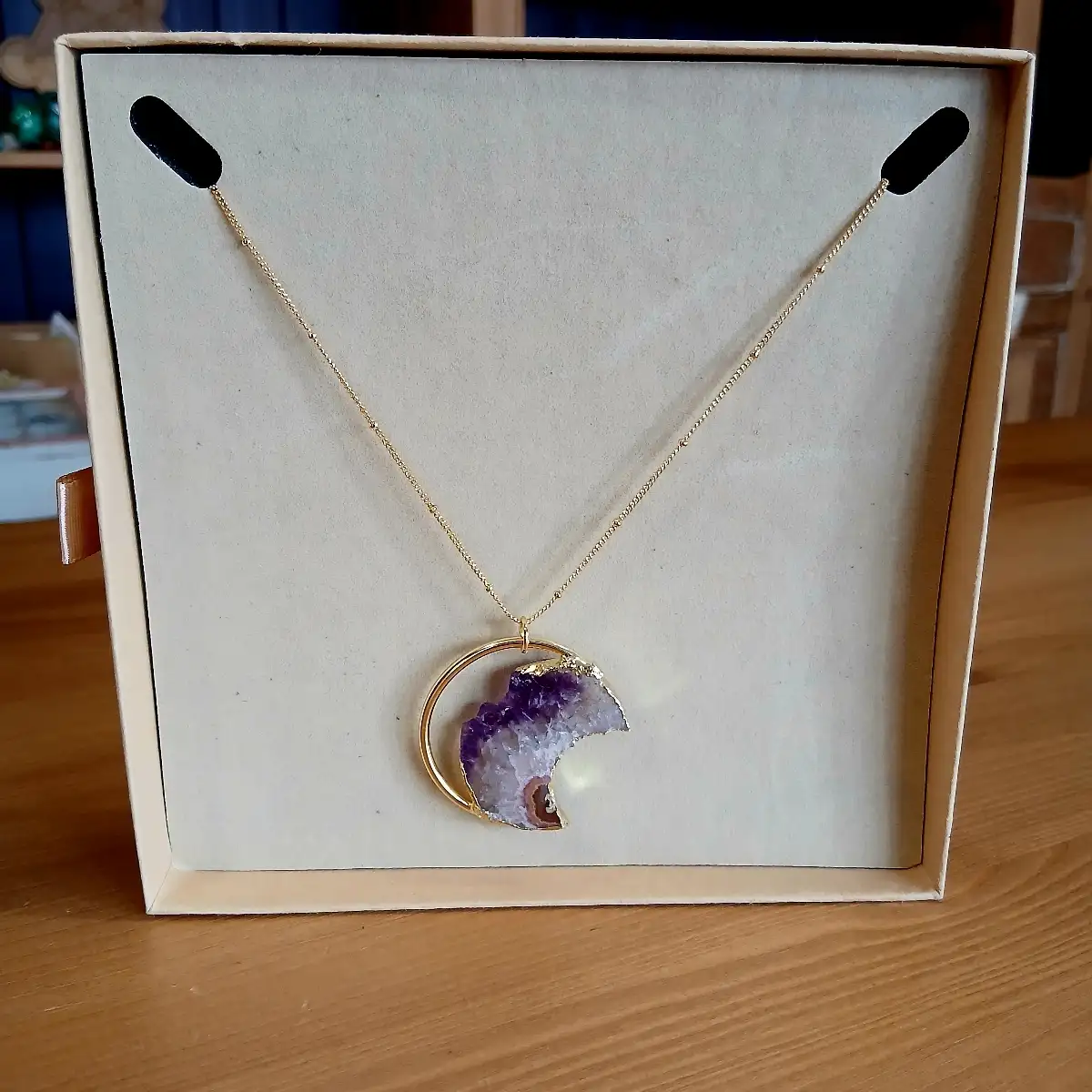 Collier Lune en Géode d’Améthyste & Plaqué Or – Mystique, Protection & Élégance