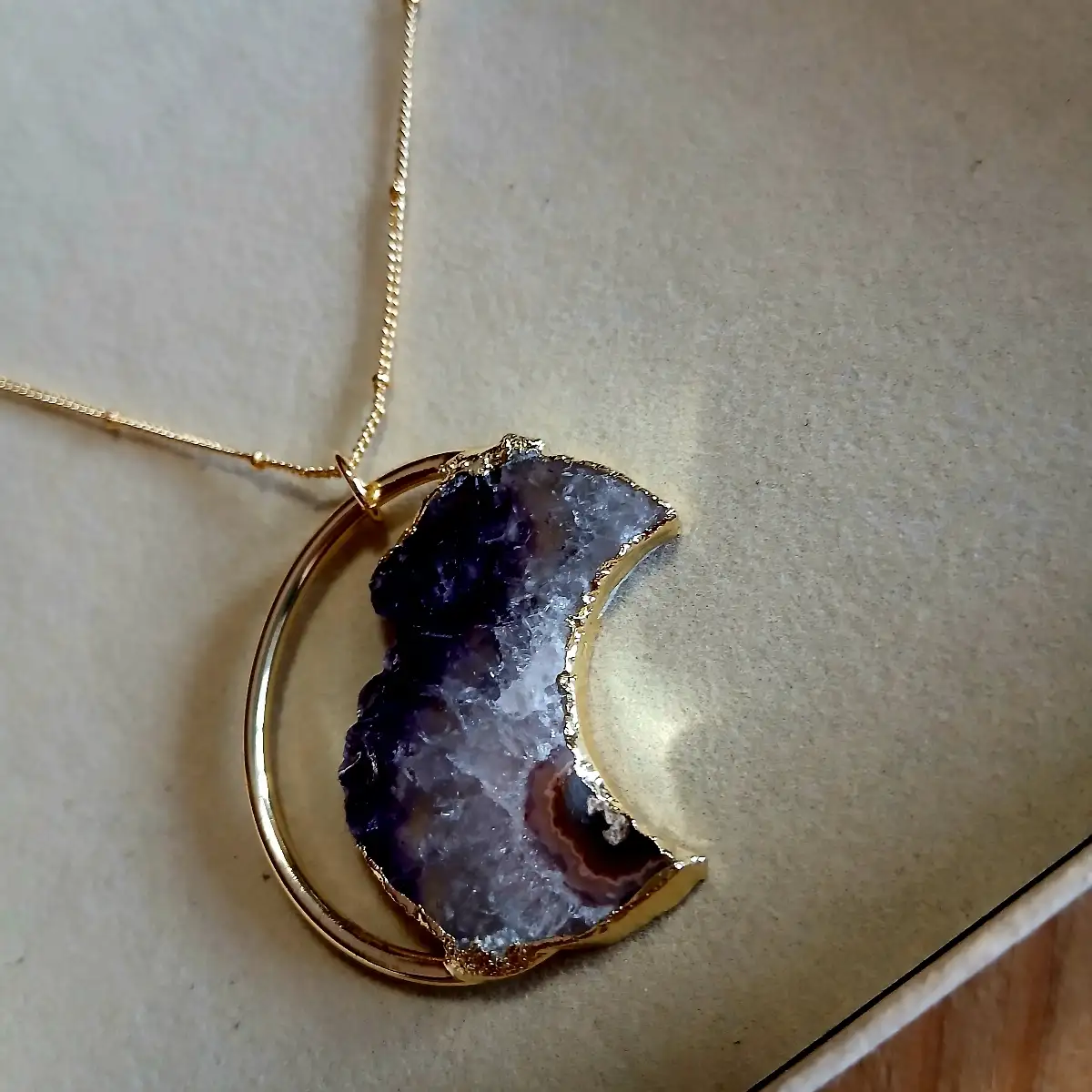 Collier Lune en Géode d’Améthyste & Plaqué Or – Mystique, Protection & Élégance