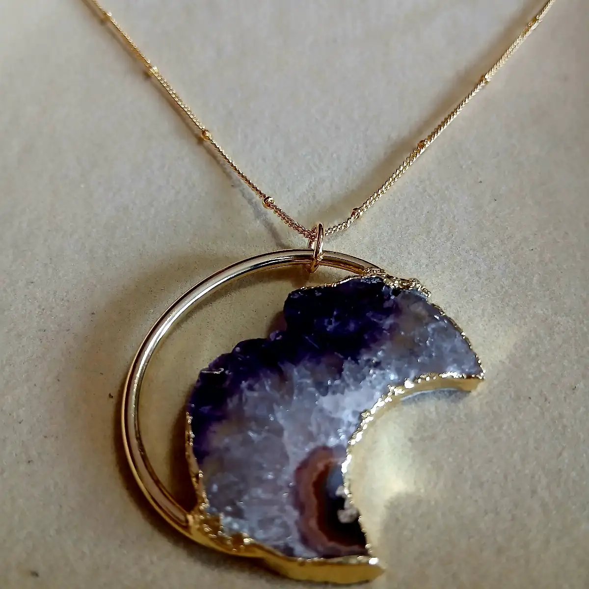 Collier Lune en Géode d’Améthyste & Plaqué Or – Mystique, Protection & Élégance