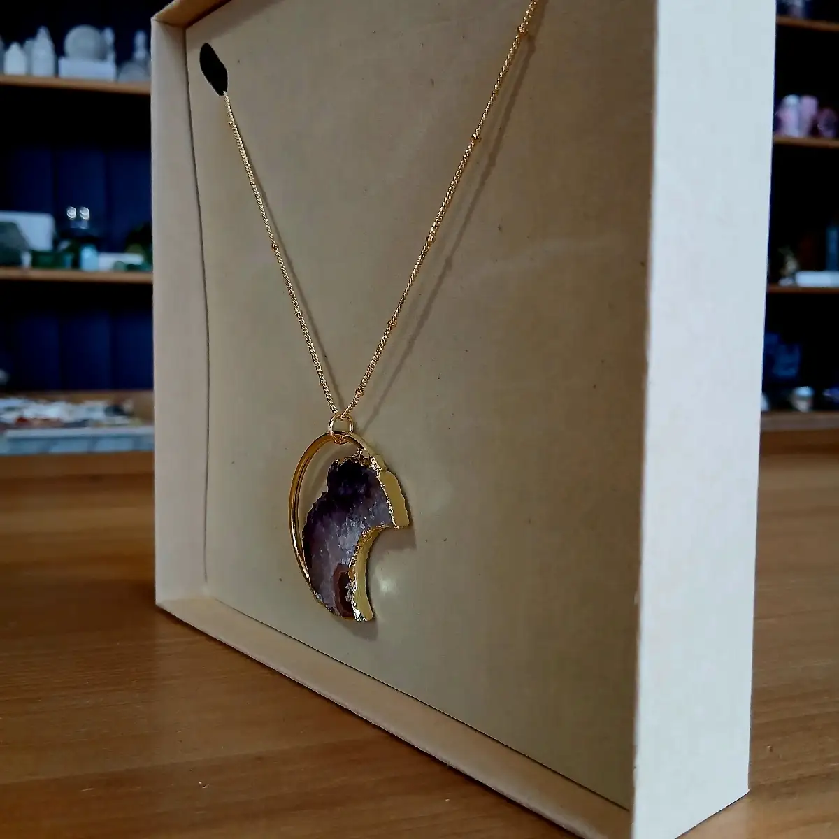 Collier Lune en Géode d’Améthyste & Plaqué Or – Mystique, Protection & Élégance