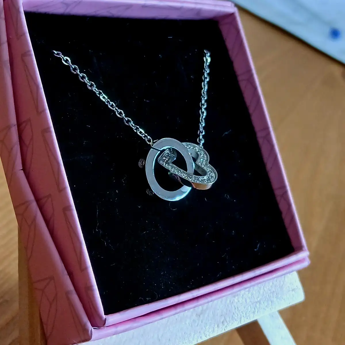 Collier Deux Cœurs Entrelacés – Argent & Finitions Cristal