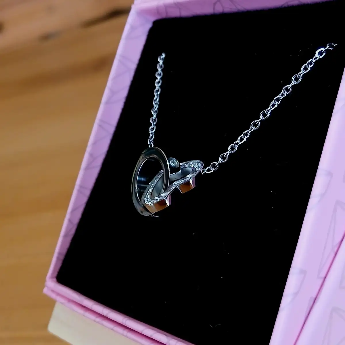 Collier Deux Cœurs Entrelacés – Argent & Finitions Cristal