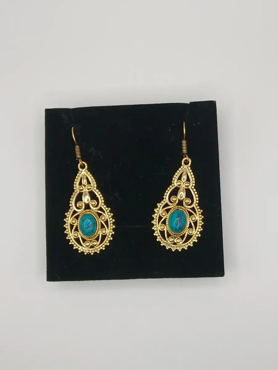 ✨ Boucles d’oreilles en laiton & pierre turquoise – Protection & expression