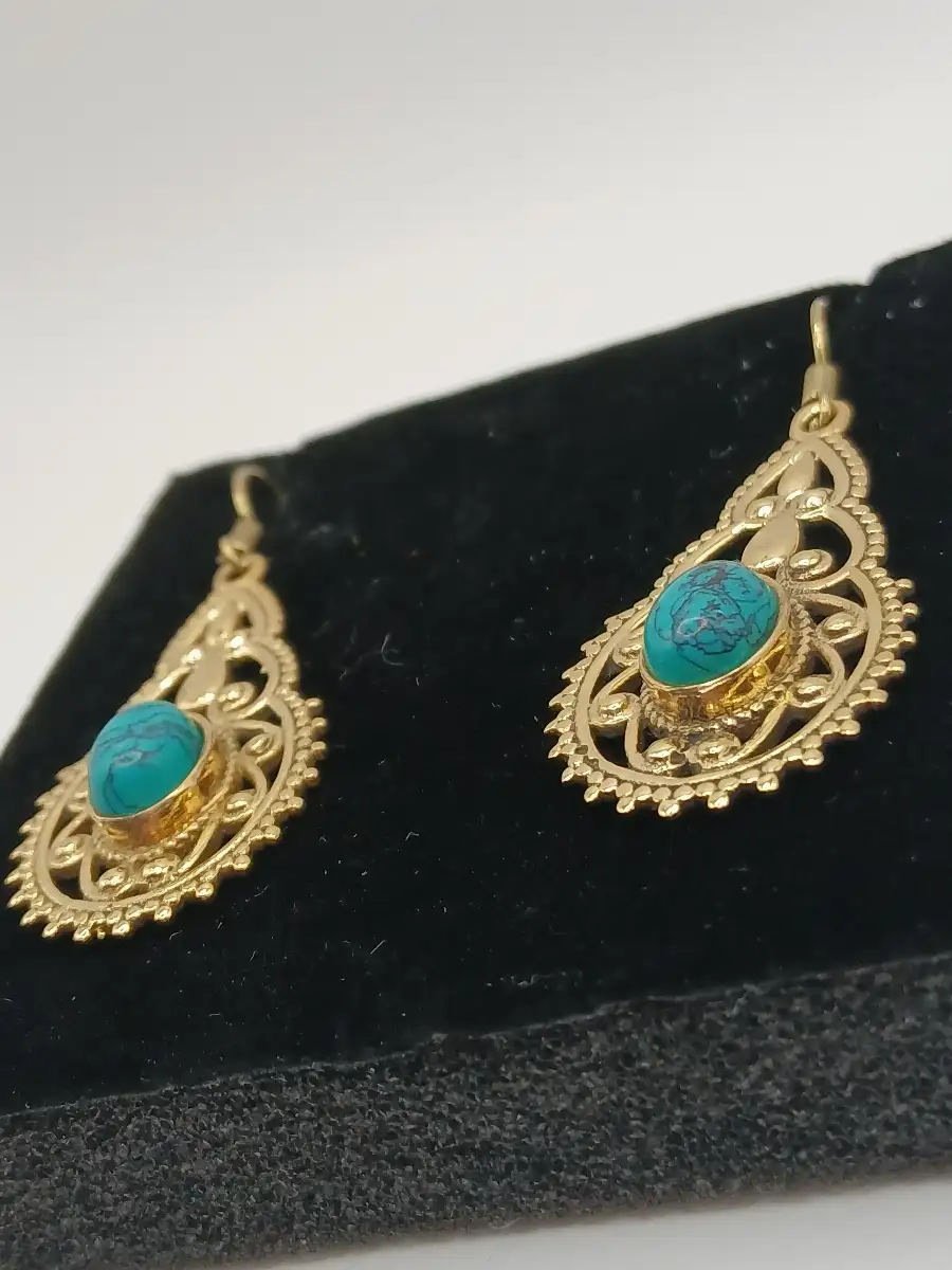 ✨ Boucles d’oreilles en laiton & pierre turquoise – Protection & expression