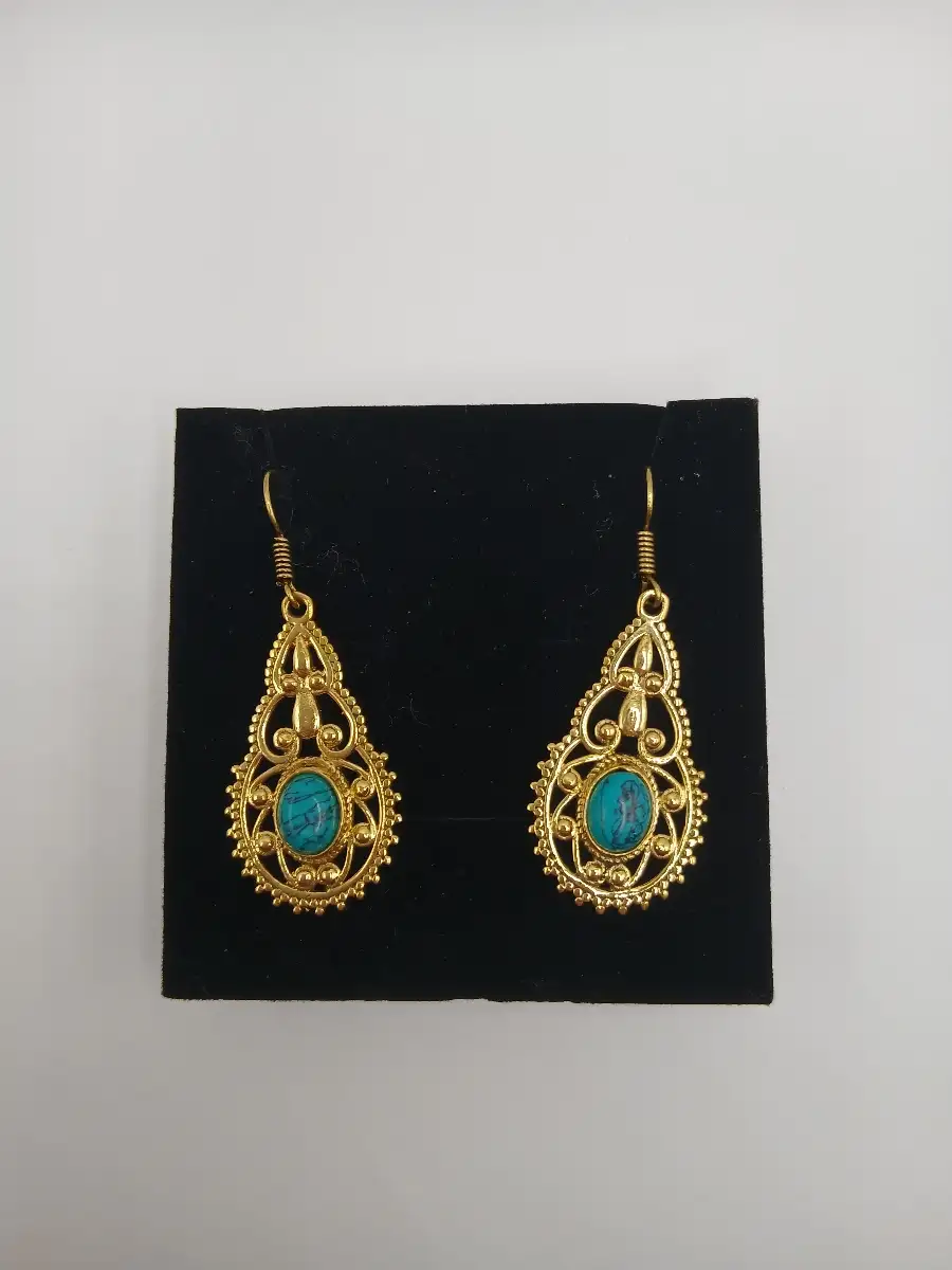 ✨ Boucles d’oreilles en laiton & pierre turquoise – Protection & expression
