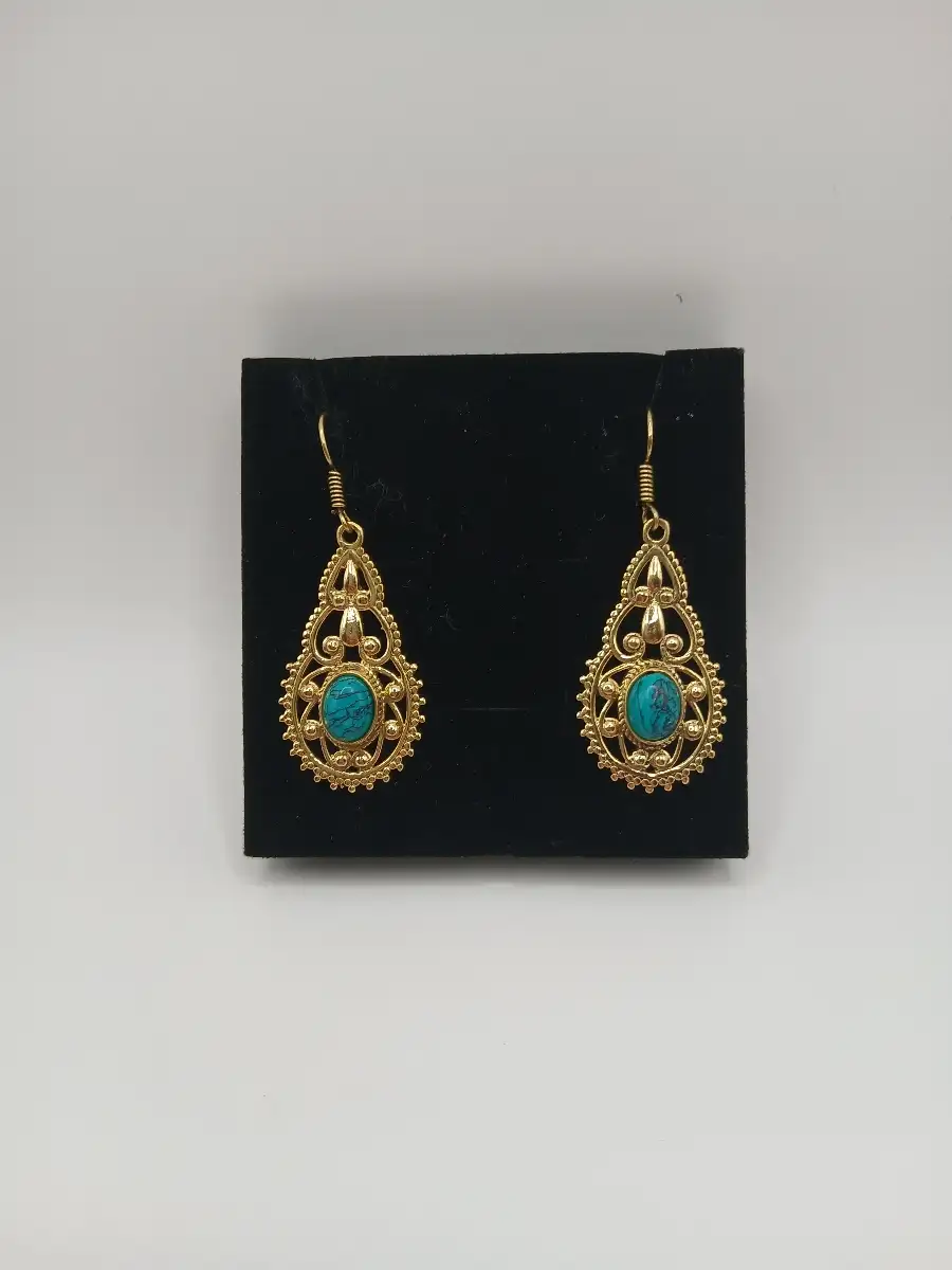✨ Boucles d’oreilles en laiton & pierre turquoise – Protection & expression