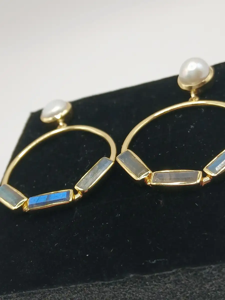 ✨ Boucles d’oreilles dorées, Perle & Labradorite – Protection & féminité lumineuse