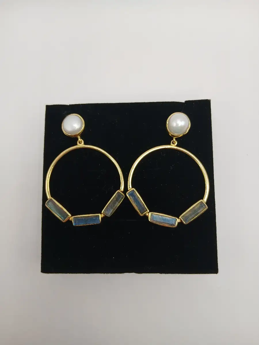 ✨ Boucles d’oreilles dorées, Perle & Labradorite – Protection & féminité lumineuse