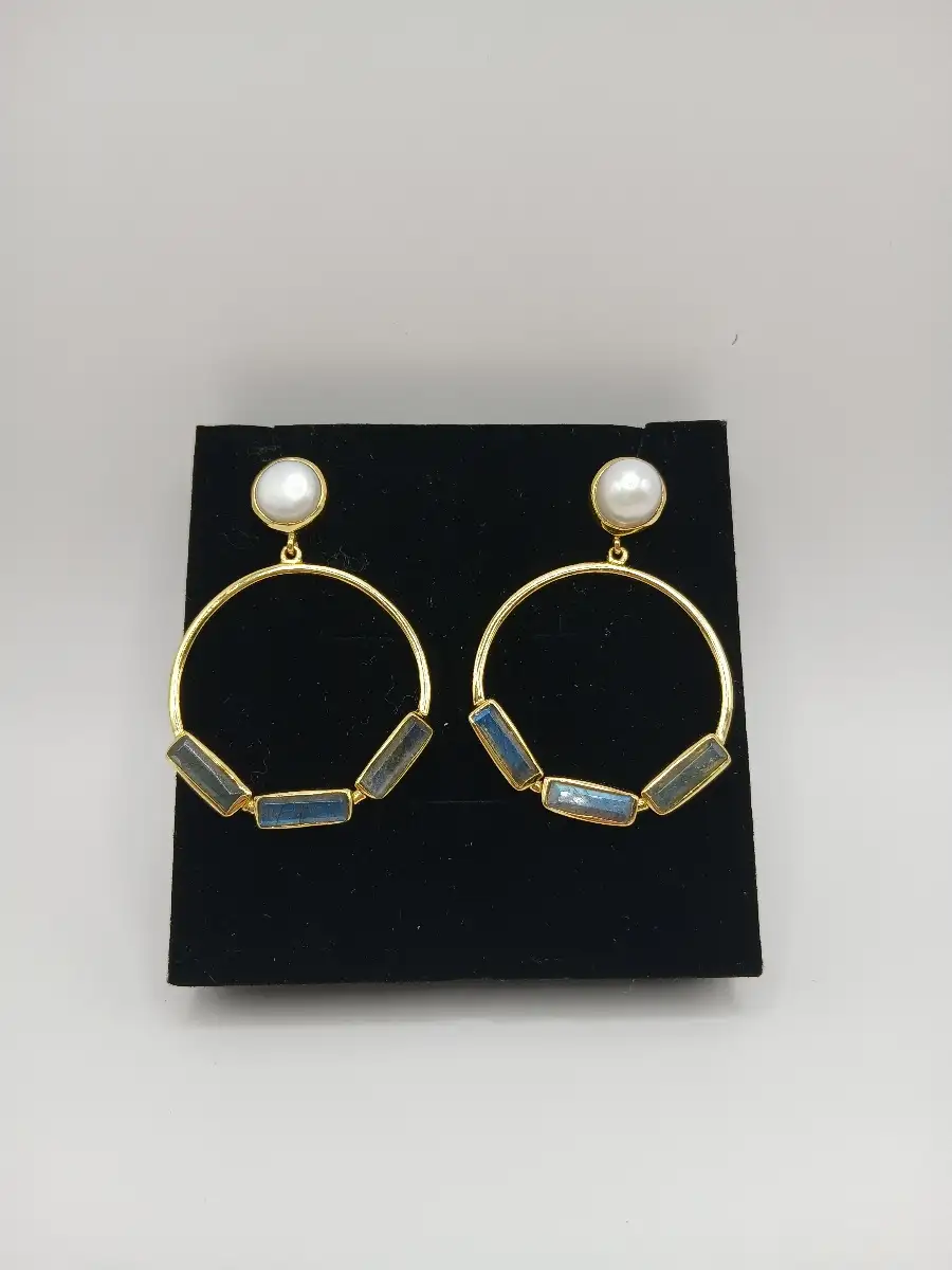 ✨ Boucles d’oreilles dorées, Perle & Labradorite – Protection & féminité lumineuse