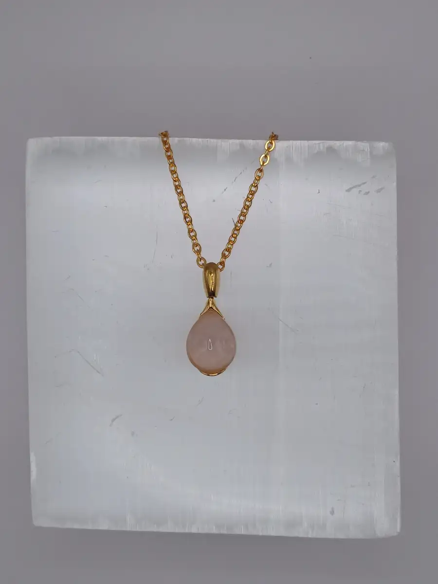 ? Pendentif Quartz Rose – Chaîne courte dorée  Douceur & amour du cœur