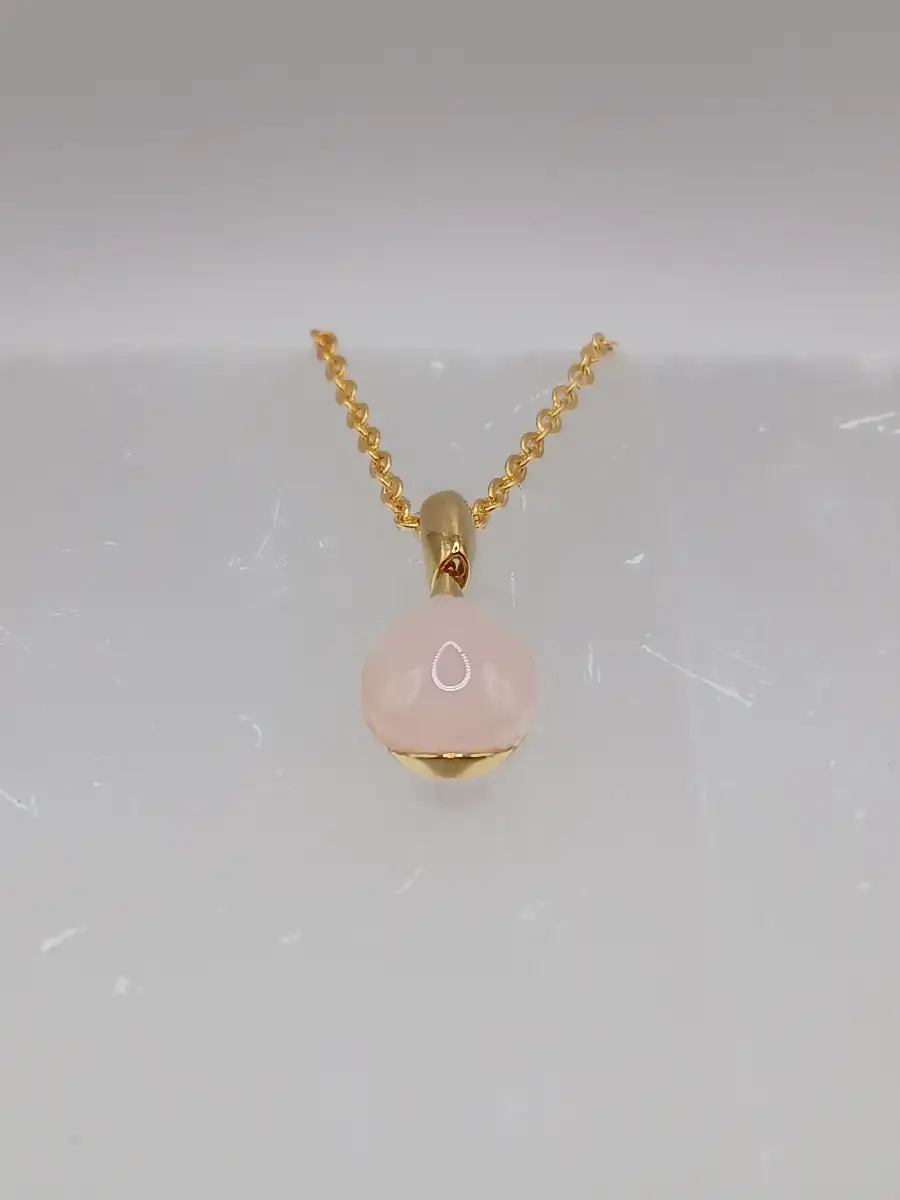 ? Pendentif Quartz Rose – Chaîne courte dorée  Douceur & amour du cœur
