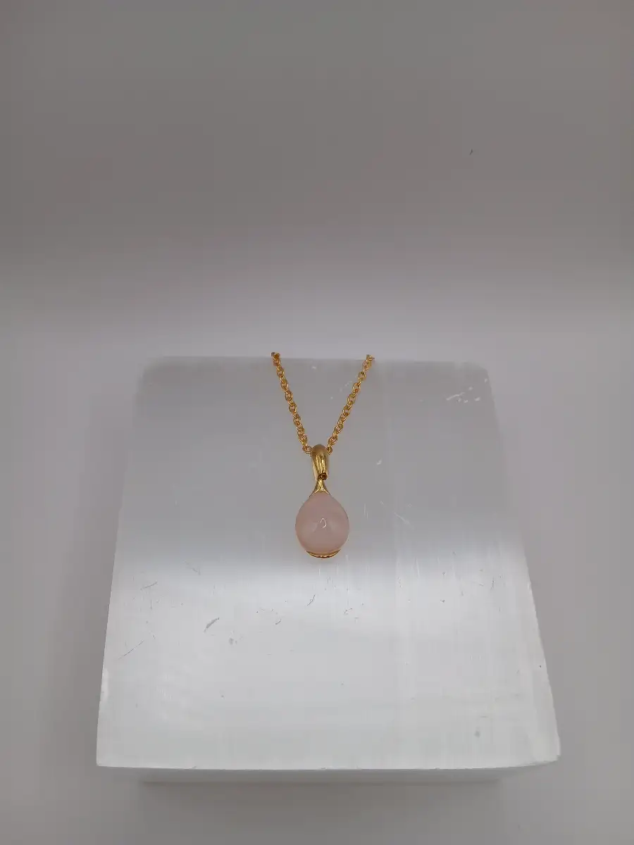 ? Pendentif Quartz Rose – Chaîne courte dorée  Douceur & amour du cœur