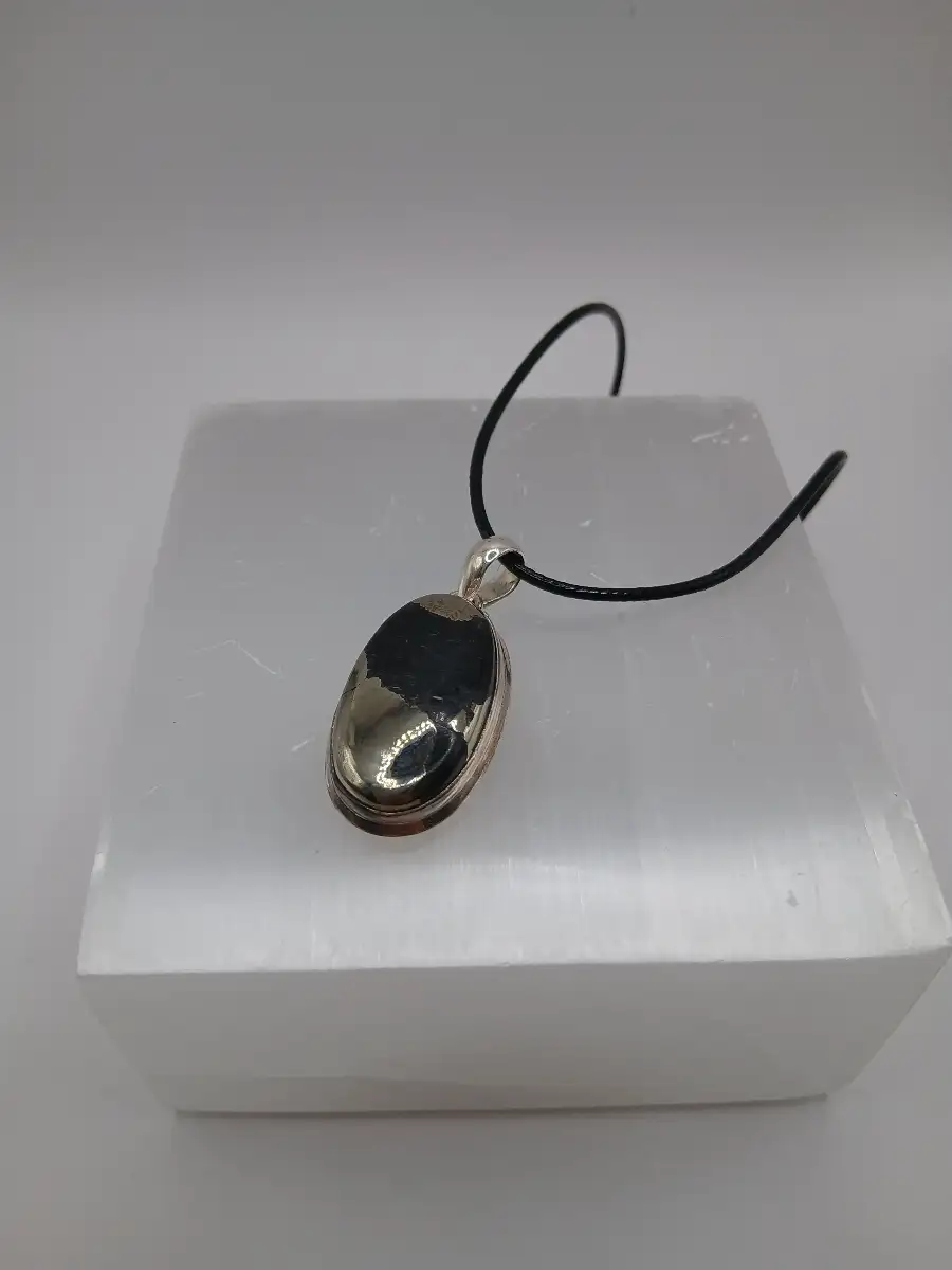 ✨ Pendentif Pyrite – Argent 925 AA & Lacet cuir  Protection & force intérieure