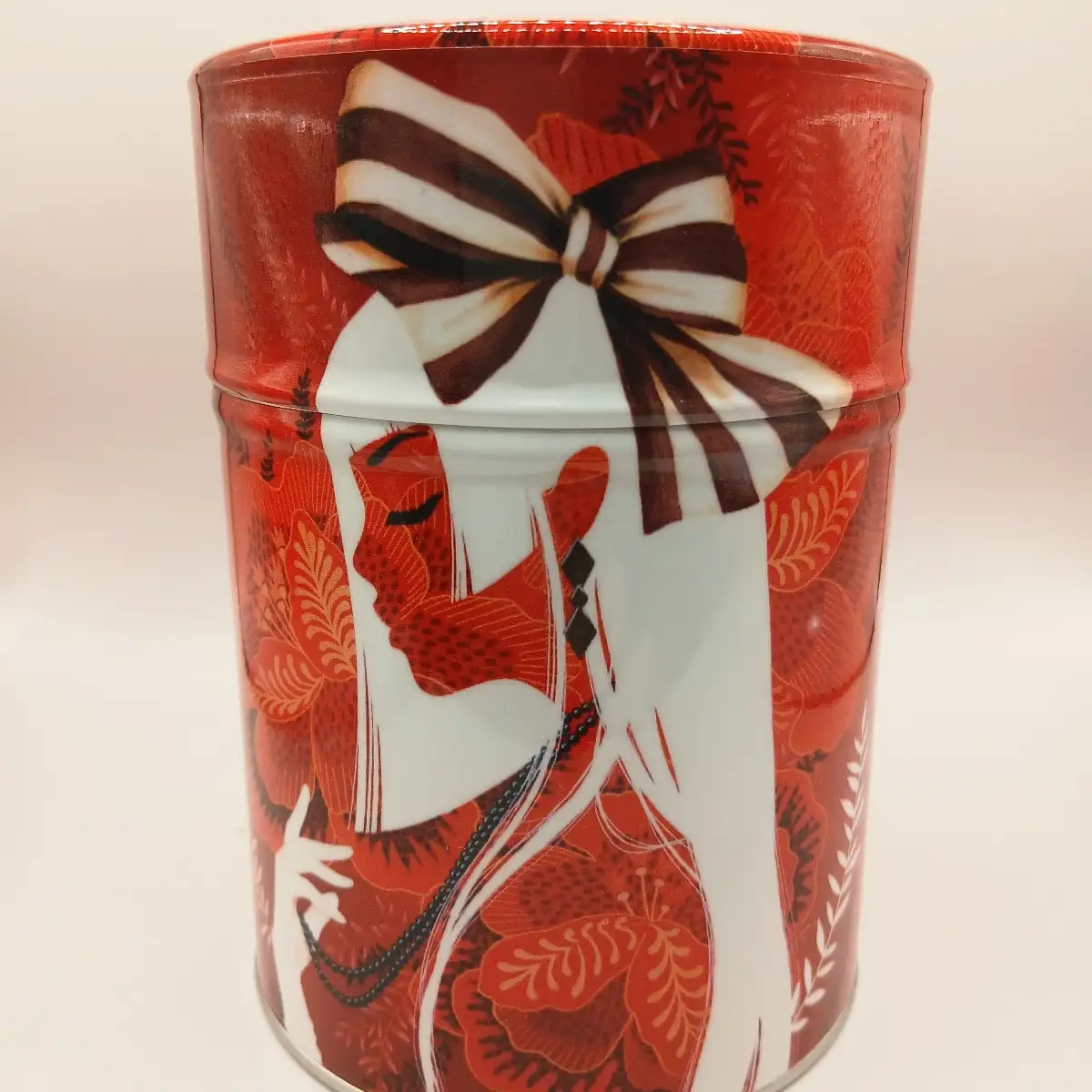 Boîte traditionnelle illustrée Silhouette féminine japonaise – 100g