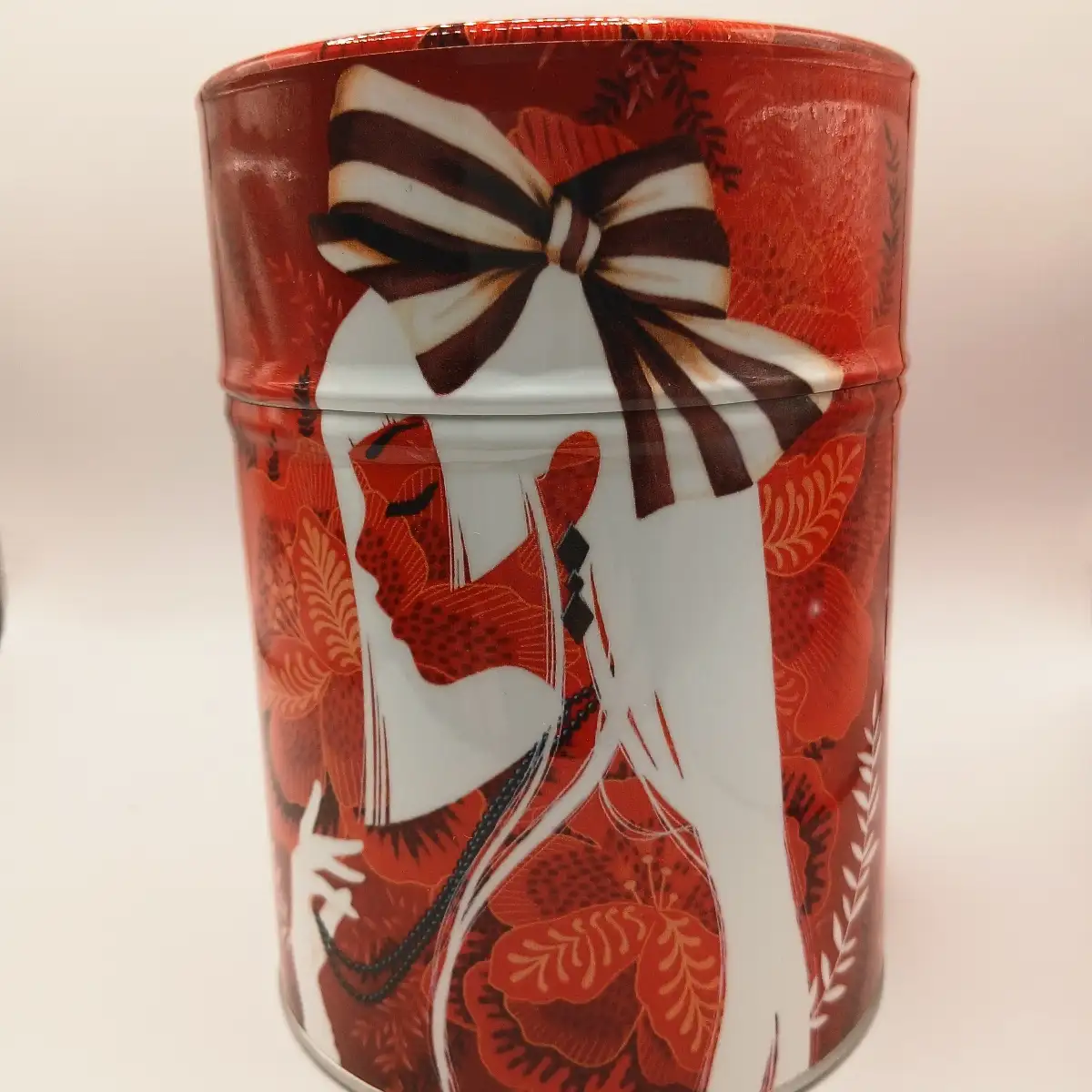 Boîte traditionnelle illustrée Silhouette féminine japonaise – 100g