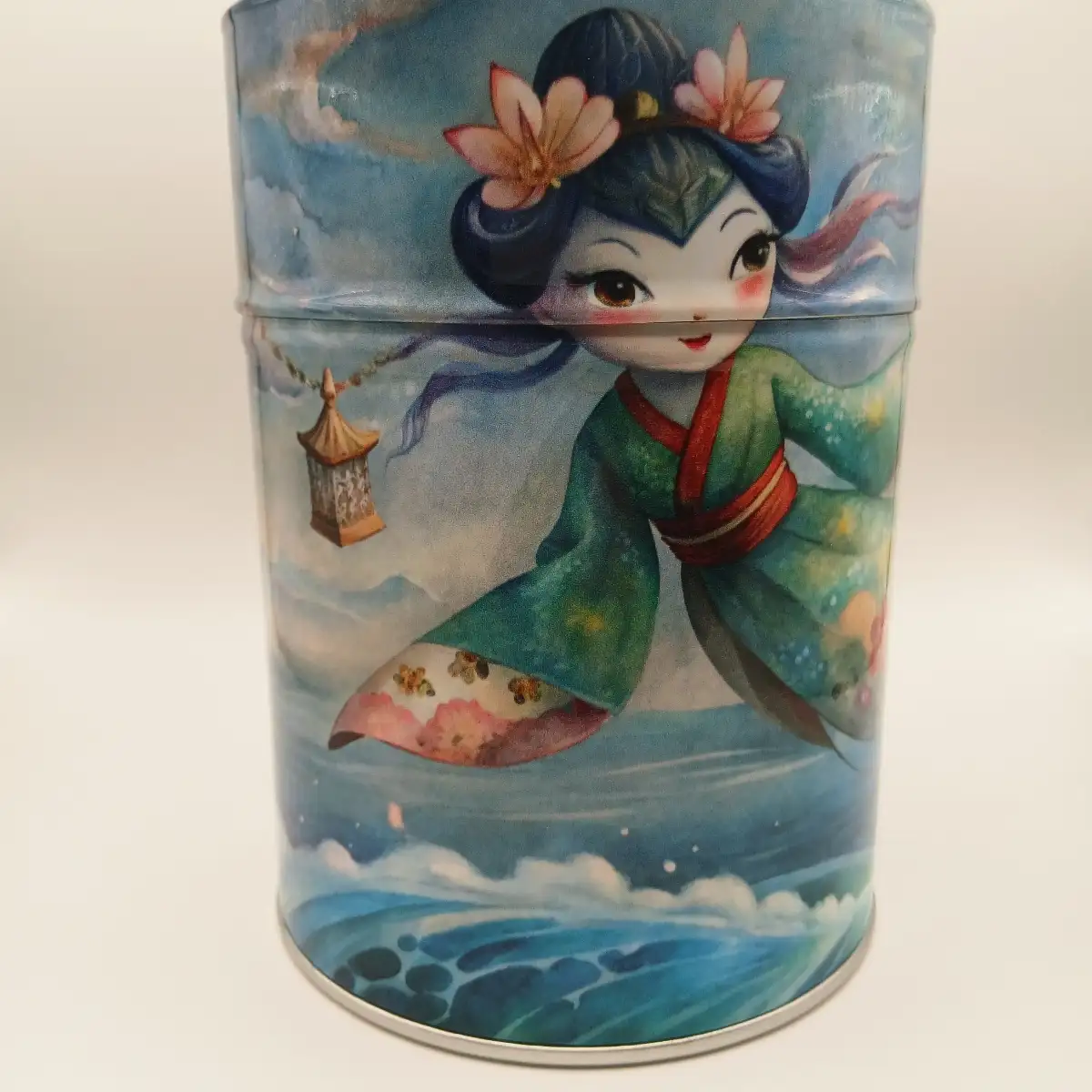 Boîte traditionnelle illustrée Jeune Femme qui danse au-dessus des vagues– 100g