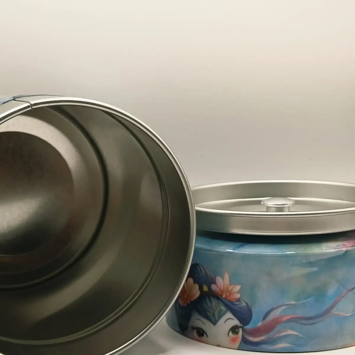 Boîte traditionnelle illustrée Jeune Femme qui danse au-dessus des vagues– 100g