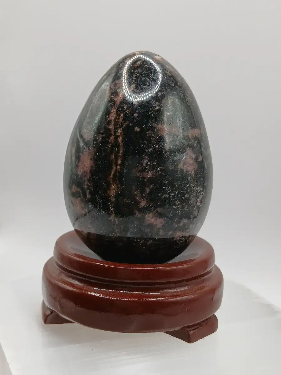 Œuf en Rhodonite – Ancrage & guérison émotionnelle